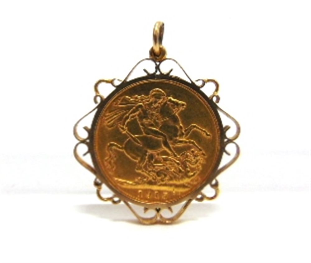 A 1915 SOVEREIGN in a scrolled edge pendant mount, stamped 9ct, 9.6g gross