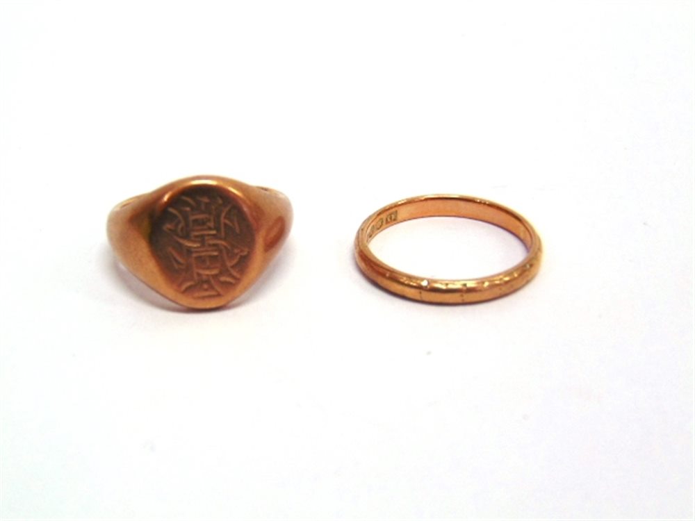 A 9 CARAT GOLD SIGNET RING Chester 1907, finger size P, 10g gross; with a 9 carat gold wedding ring,