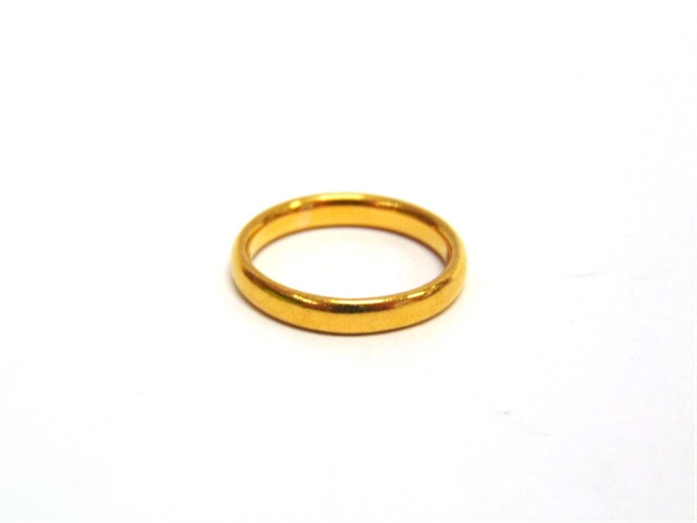 A 22 CARAT GOLD WEDDING RING 5.6g gross