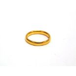 A 22 CARAT GOLD WEDDING RING 5.6g gross