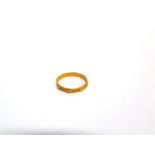 A 22 CARAT GOLD WEDDING RING 3.2g gross