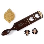 GREAT WAR - THE WELSH GUARDS - A RARE COMMEMORATIVE HAND CARVED OAK LOVING SPOON of traditional