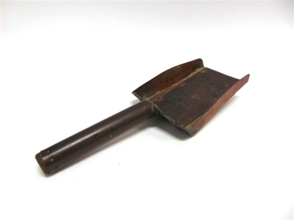 GREAT WAR - A TRENCH ART COPPER SPADE SHAPED COAL SHOVEL of multi-piece heavy gauge, riveted - Image 2 of 2