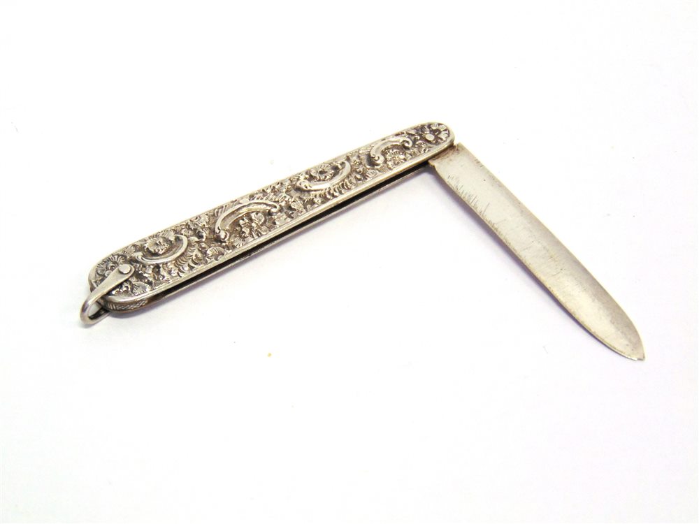 A SILVER FOLDING FRUIT KNIFE by George Unite, Birmingham 1889, the body embossed and chased in the - Image 3 of 3