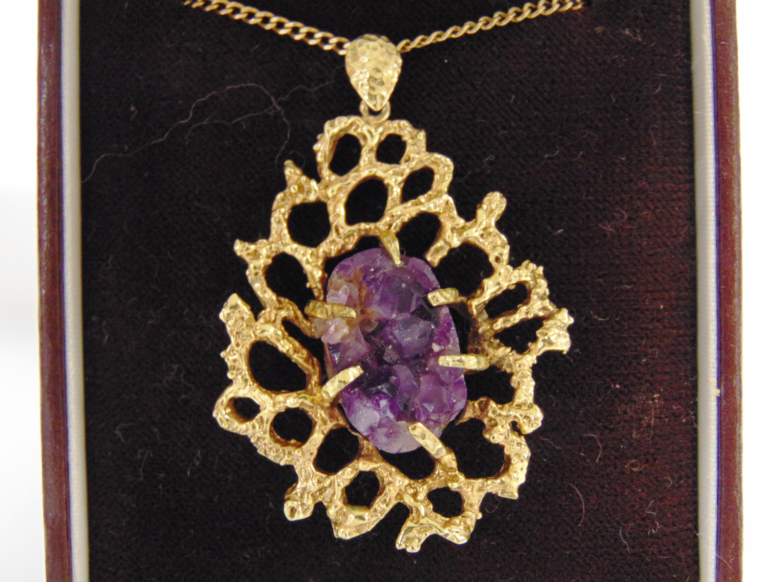 A 9 CARAT GOLD AMETHYST DRUZY PENDANT