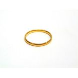 A 22 CARAT GOLD PLAIN NARROW WEDDING RING 2.1g gross