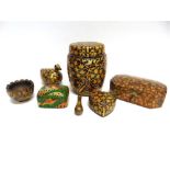 A COLLECTION OF DECORATIVE KASHMIRI PAPIER MACHE ITEMS including large lidded tobacco jar 21cm high,