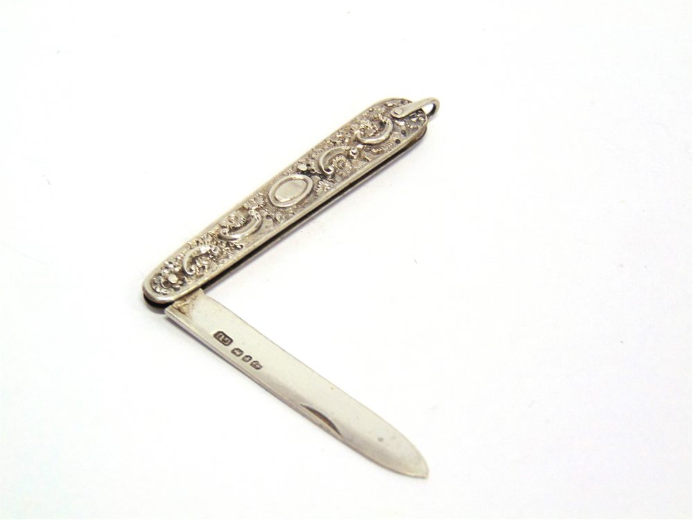 A SILVER FOLDING FRUIT KNIFE by George Unite, Birmingham 1889, the body embossed and chased in the - Image 2 of 3