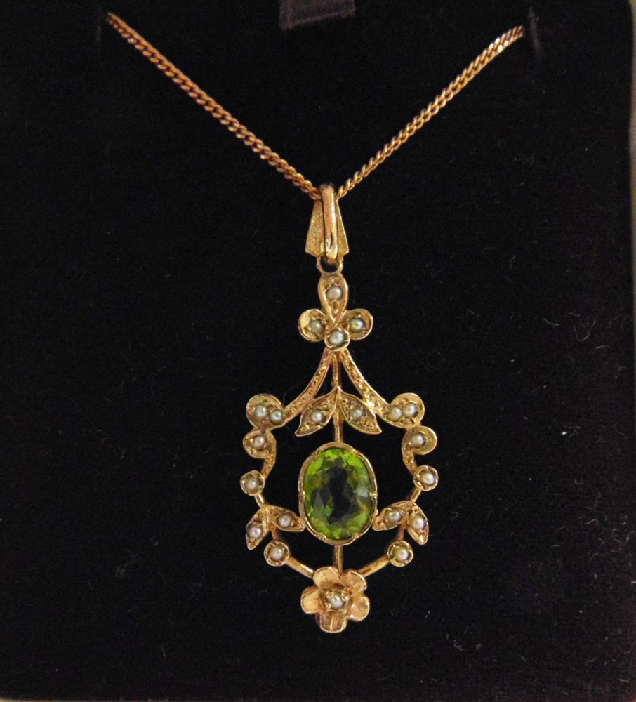 A 9 CARAT GOLD PERIDOT AND SEED PEARL PENDANT in the Edwardian style, 3.5cm long excluding the bale,