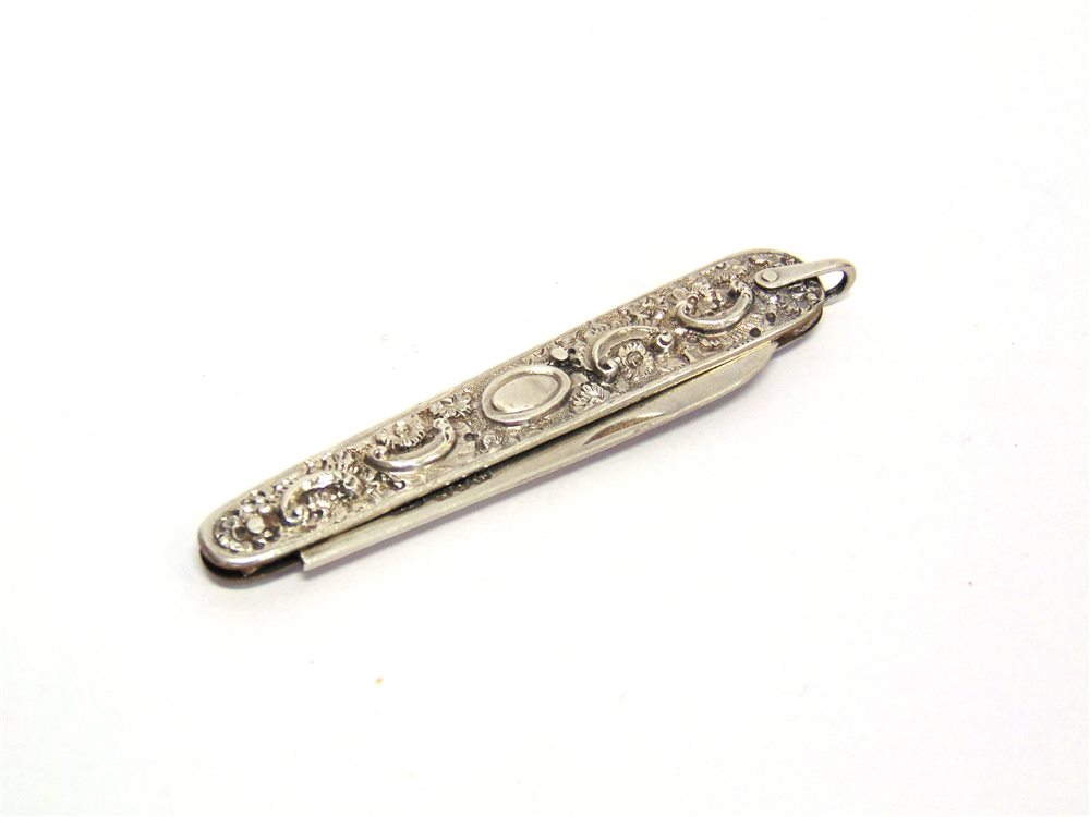 A SILVER FOLDING FRUIT KNIFE by George Unite, Birmingham 1889, the body embossed and chased in the