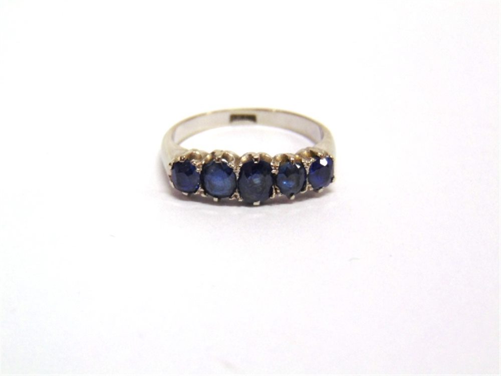 A FIVE STONE SAPPHIRE RING the white mount stamped '18ct' finger size P, 3.8g gross
