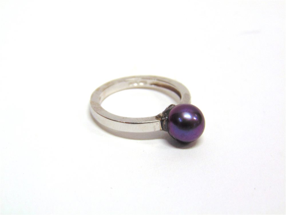 A SINGLE STONE BLACK CULTURED PEARL RING the white mount stamped '750', the pearl (untested and - Image 2 of 2