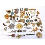 A QUANTITY OF ASSORTED COSTUME JEWELLERY