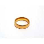 A 22CT GOLD WEDDING RING 10.2g gross