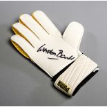 A Gordon Banks signed goalkeeping glove, a right-hand white,