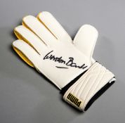 A Gordon Banks signed goalkeeping glove, a right-hand white,
