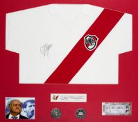 An Alfredo Di Stefano signed River Plate replica jersey presentation,