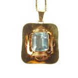 Exceptional 14 ct yellow gold aquamarine pendant necklace. The emerald cut aquamarine measuring 12.