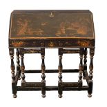 Lacquered wooden bureau with scene of oriental life, England, 18th Century, H cm 86x97.5x55