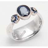 Anello in oro bianco 18 ct con zaffiro blu naturale ovale centrale e 2 fiorellini di zaffiri blu