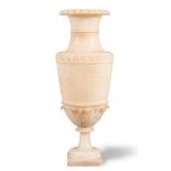 Vaso in alabastro con decori a dentello e a foglie - sec XIX - H cm 36.5x8x8.5 (difetti)