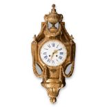 Orologio a Kartell in bronzo dorato - parte superiore con arieti e festoni di foglie di alloro -