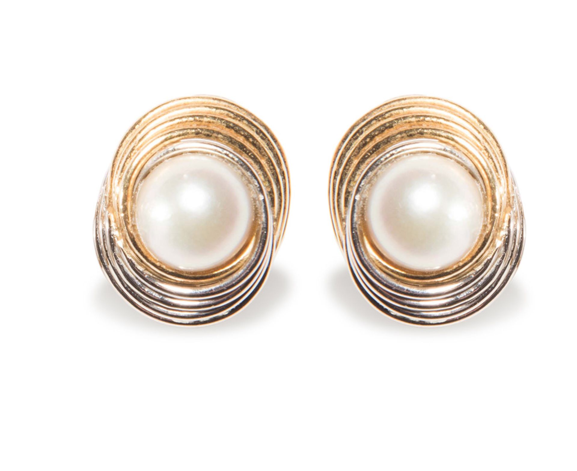 Pearl and yellow gold earrings.