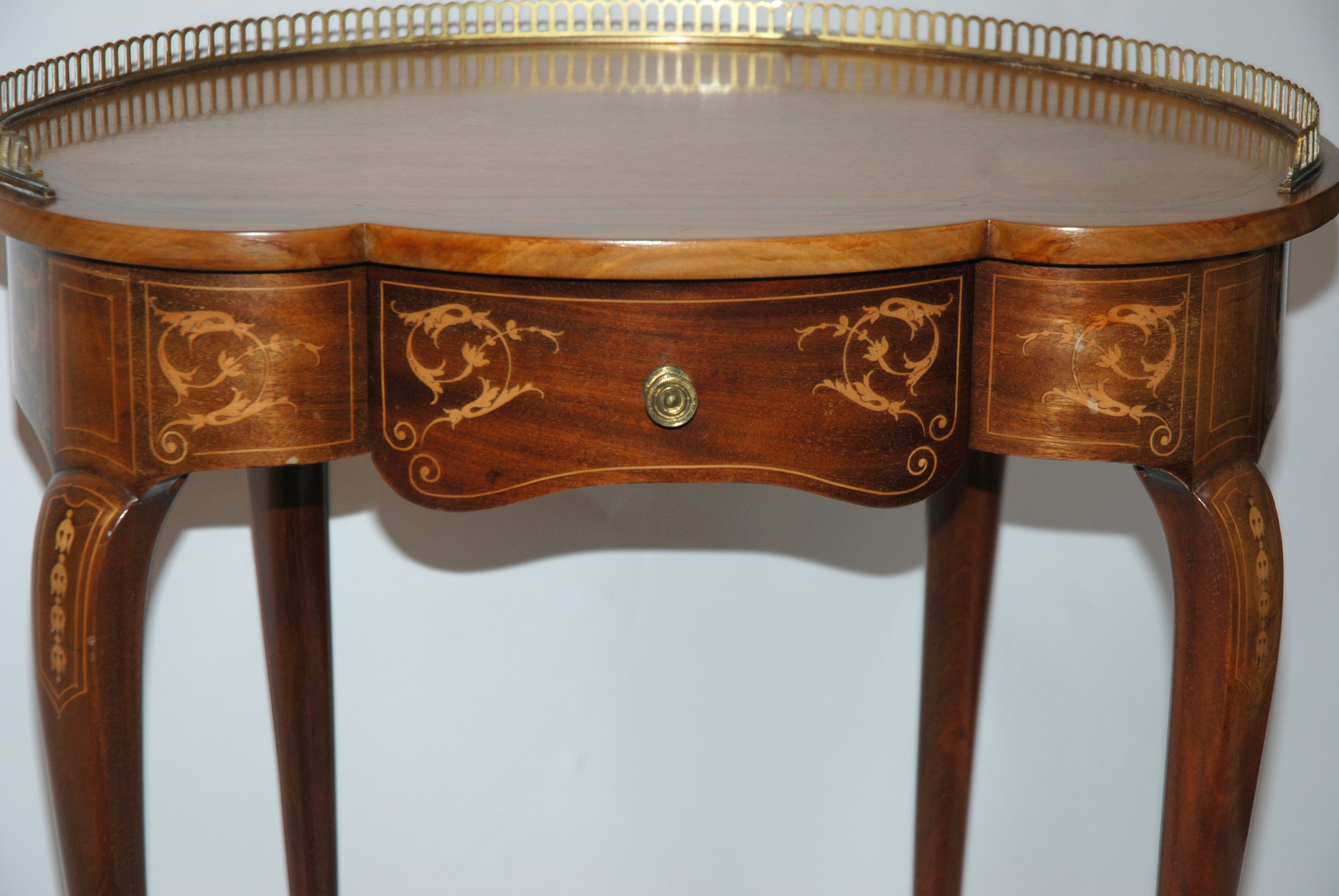 An Edwardian rosewood and inlaid kidney shaped ladies writing desk with three quarter brass - Image 3 of 4