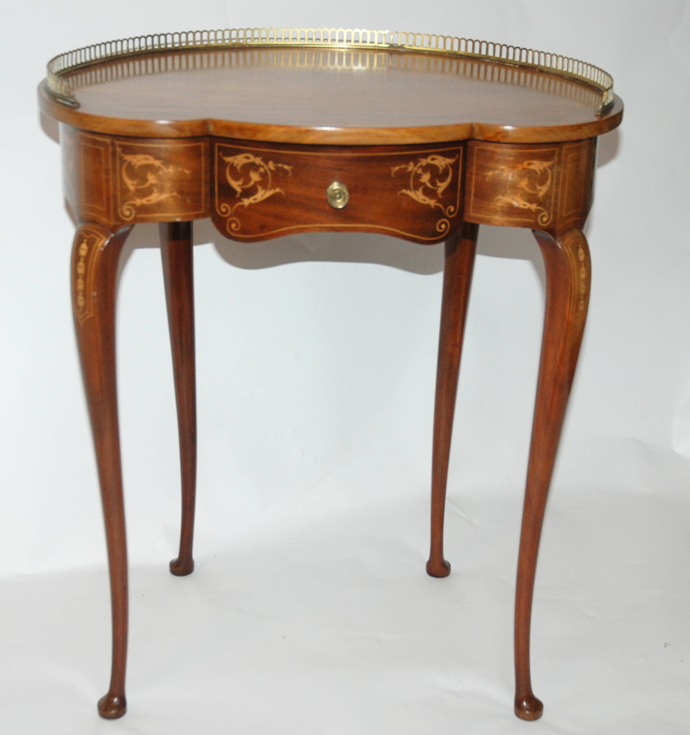 An Edwardian rosewood and inlaid kidney shaped ladies writing desk with three quarter brass - Image 2 of 4