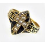 An Edwardian 15ct gold mourning ring,