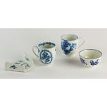 A small collection of late 18th century English porcelain to include a Caughley tea bowl,