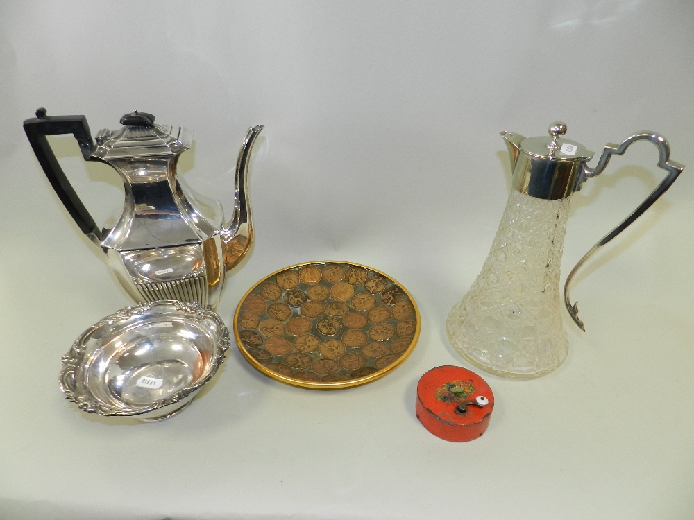Electroplated wares including an Edwardian coffee pot, an Edwardian tea kettle, later tazzas,