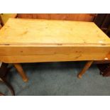 A pine Pembroke table with single end frieze drawer