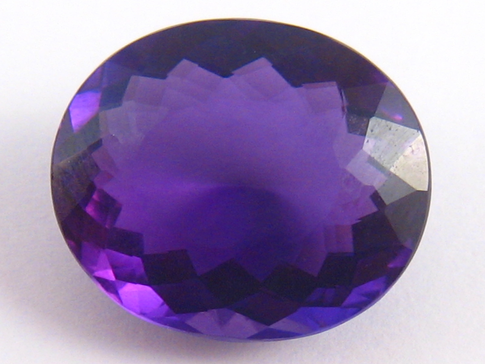 A loose polished amethyst, approx 19.4 x 16.5mm, 3.5 gms (approx 17.5 carats).