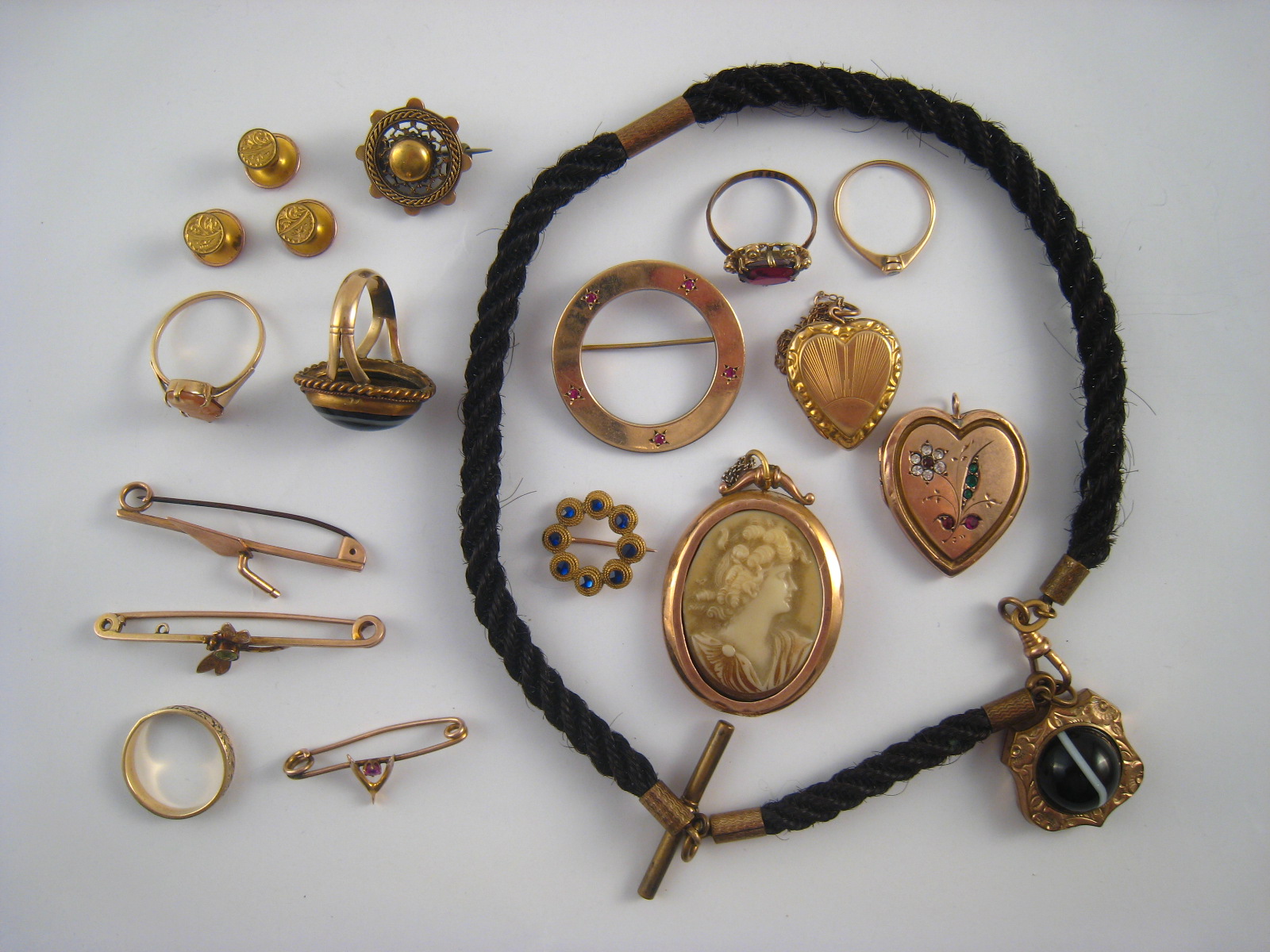 A mixed lot of untested yellow metal jewellery including a diamond ring (0.