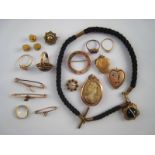 A mixed lot of untested yellow metal jewellery including a diamond ring (0.