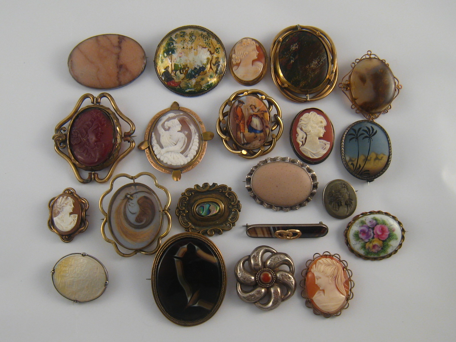 A mixed lot comprising approx 21 brooches, including vintage, antique, agate, cameos etc.