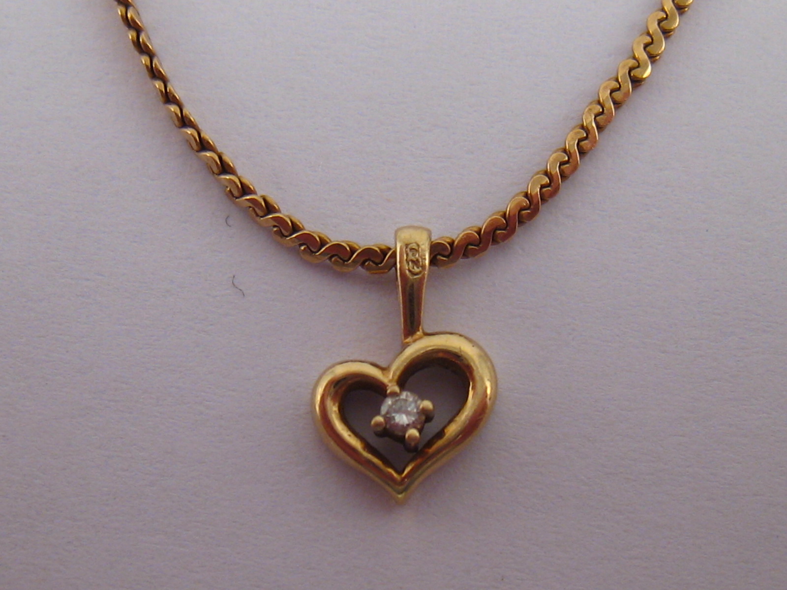 A 9 carat gold diamond set heart pendant necklace, approx 38cm long, 3.7 gms.