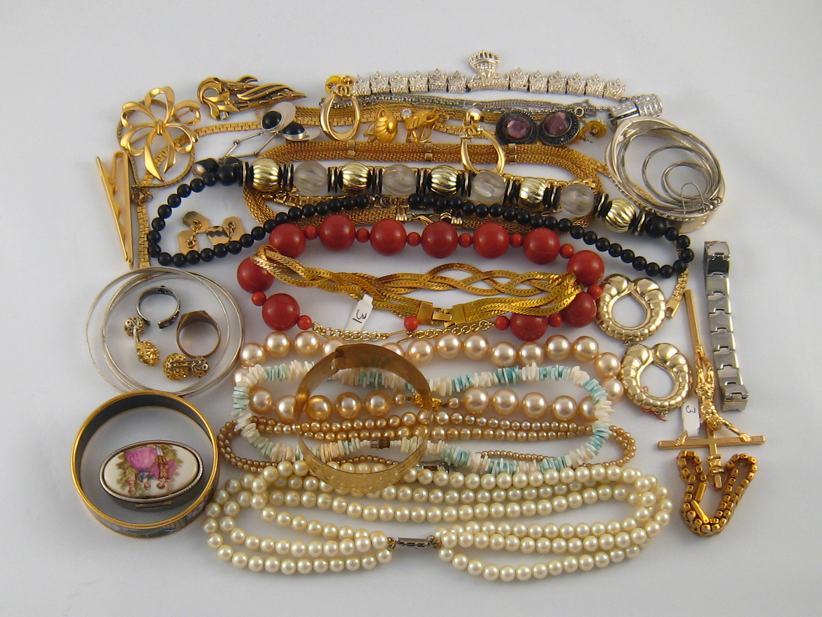 A mixed lot comprising a quantity of costume jewellery.