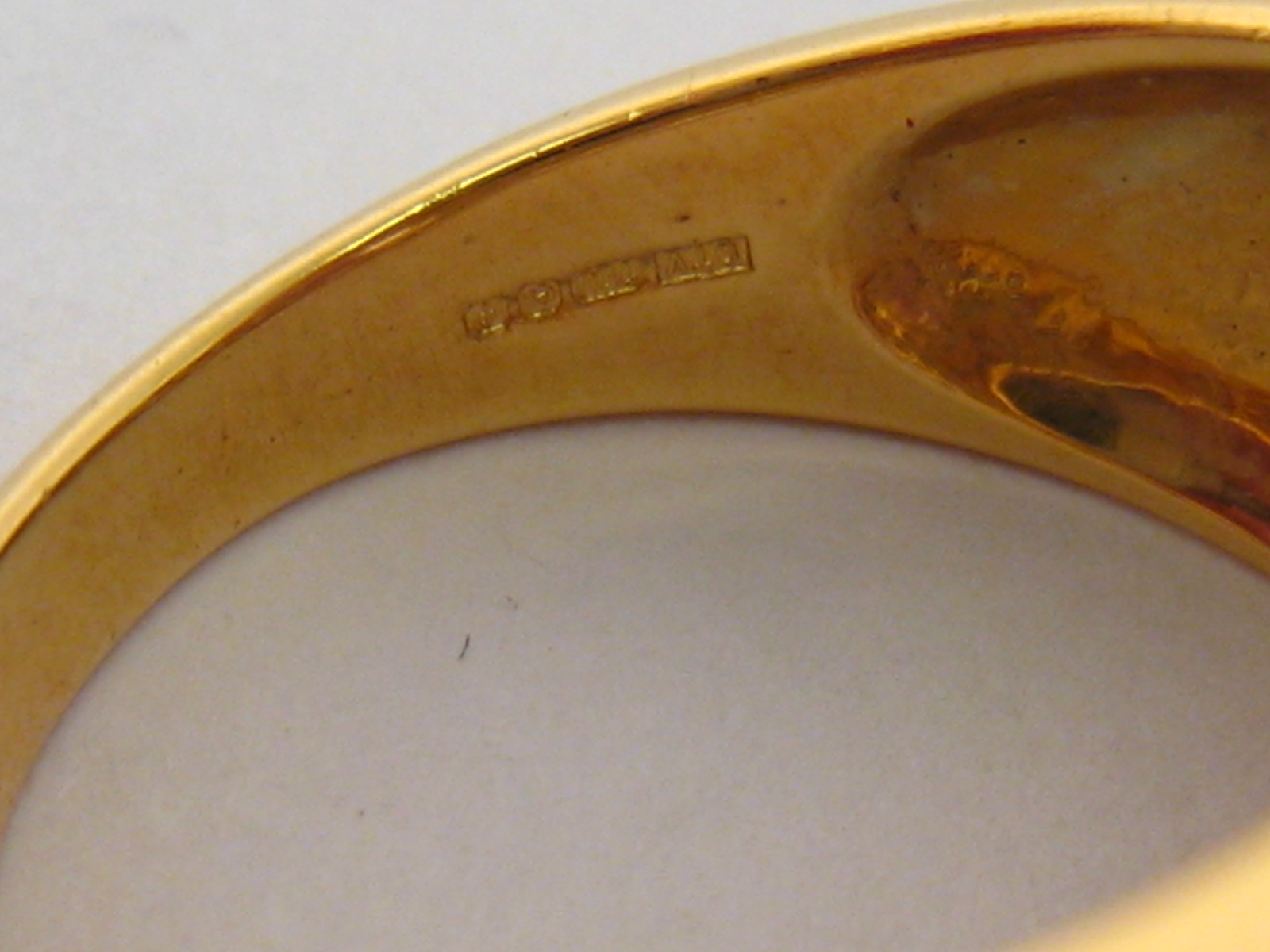 Two 18 carat gold gem set rings, both fully hallmarked, finger size M/N, 13. - Image 3 of 4