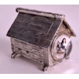 AN UNUSUAL SILVER AND ESSEX CRYSTAL NOVELTY VESTA CASE in the form of a kennel. 2.5ins wide.
