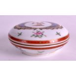A 19TH CENTURY SAMSONS OF PARIS ROUGE POT AND COVER painted in the Chinese Export style. 2.75ins