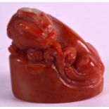 AN EARLY 20TH CENTURY CHINESE CARVED AGATE SEAL in the form of a beast. 1.75ins wide.