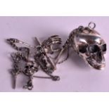 A NOVELTY SILVER 'SKULL' SNUFF BOX ON CHAIN.