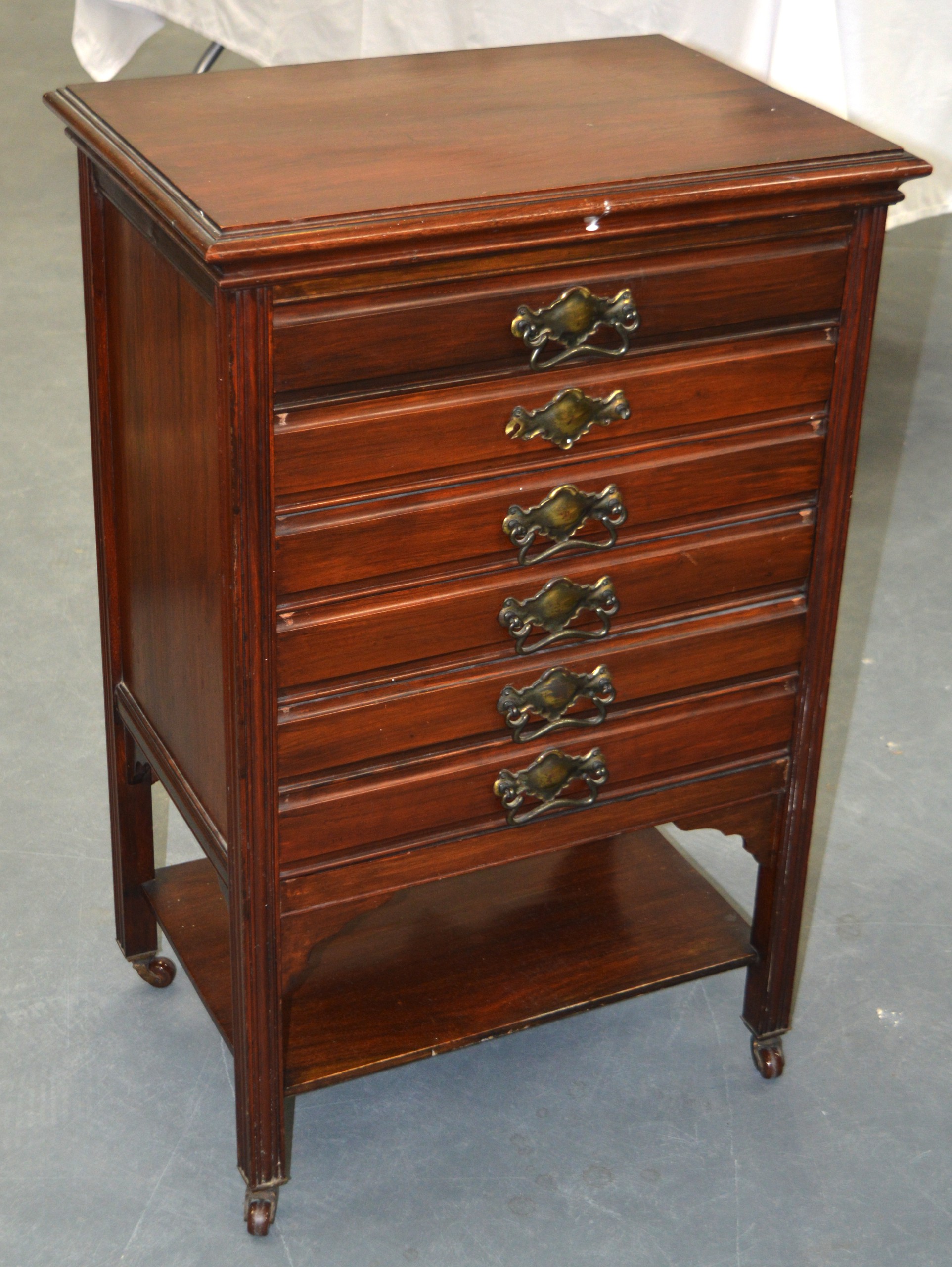 AN EDWARDIAN MAHOGANY MUSIC CABINET. 2Ft 7ins high.
