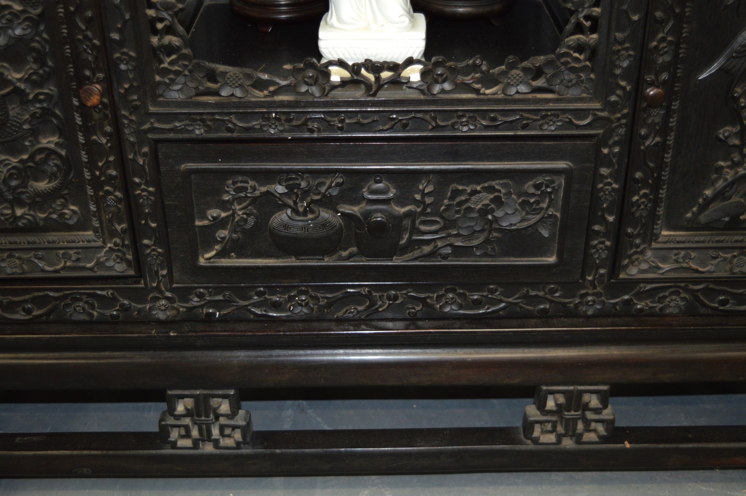 A FINE AND UNUSUAL 19TH CENTURY CHINESE HONGMU OPEN DISPLAY CABINET with inset marble back, - Image 4 of 4