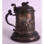 AN EARLY 18TH CENTURY CONTINENTAL SILVER STEIN modelled in relief with scenes of hunters pursuing