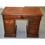 AN EARLY 20TH CENTURY GENTLEMANS DESK with two pillars inset with three drawers. 3Ft 6ins wide.