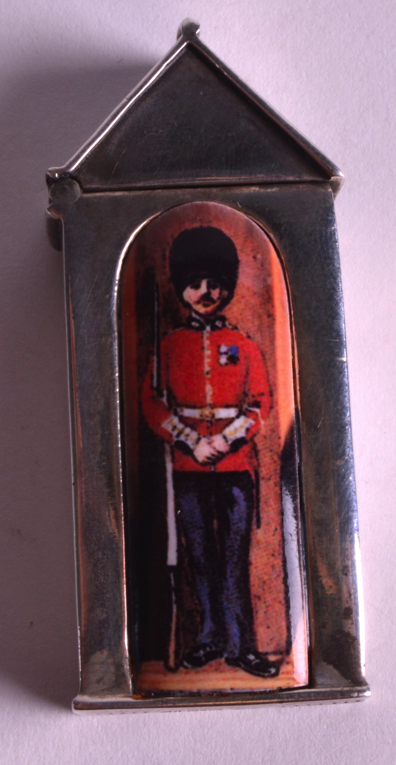 A NOVELTY SILVER VESTA CASE depicting a beefeater. 2.5ins long.