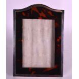 AN EDWARDIAN SILVER AND TORTOISESHELL PHOTOGRAPH FRAME with shaped top. London 1907. 5ins x 7.5ins.